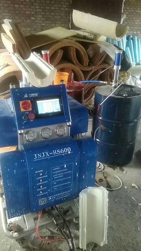 預(yù)制型聚氨酯發(fā)泡防腐保溫瓦殼澆注(圖1) H5600發(fā)泡機(jī)預(yù)制型聚氨酯發(fā)泡防腐保溫瓦殼澆注