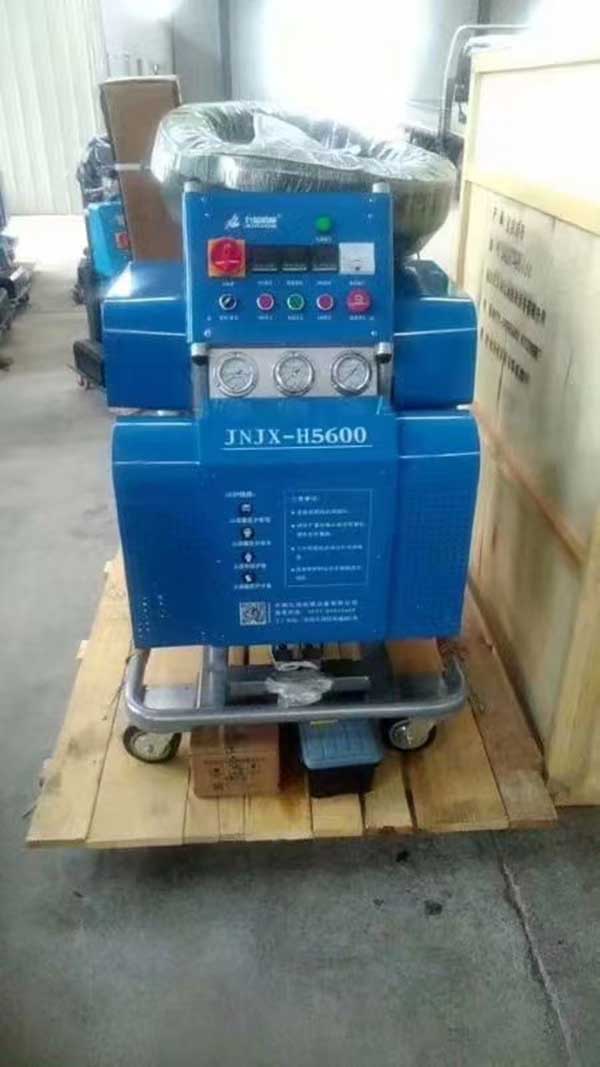 工業(yè)平板半掛車車廂耐磨防腐襯里聚脲噴涂(圖2) H5600工業(yè)平板半掛車車廂耐磨防腐襯里聚脲噴涂機(jī)