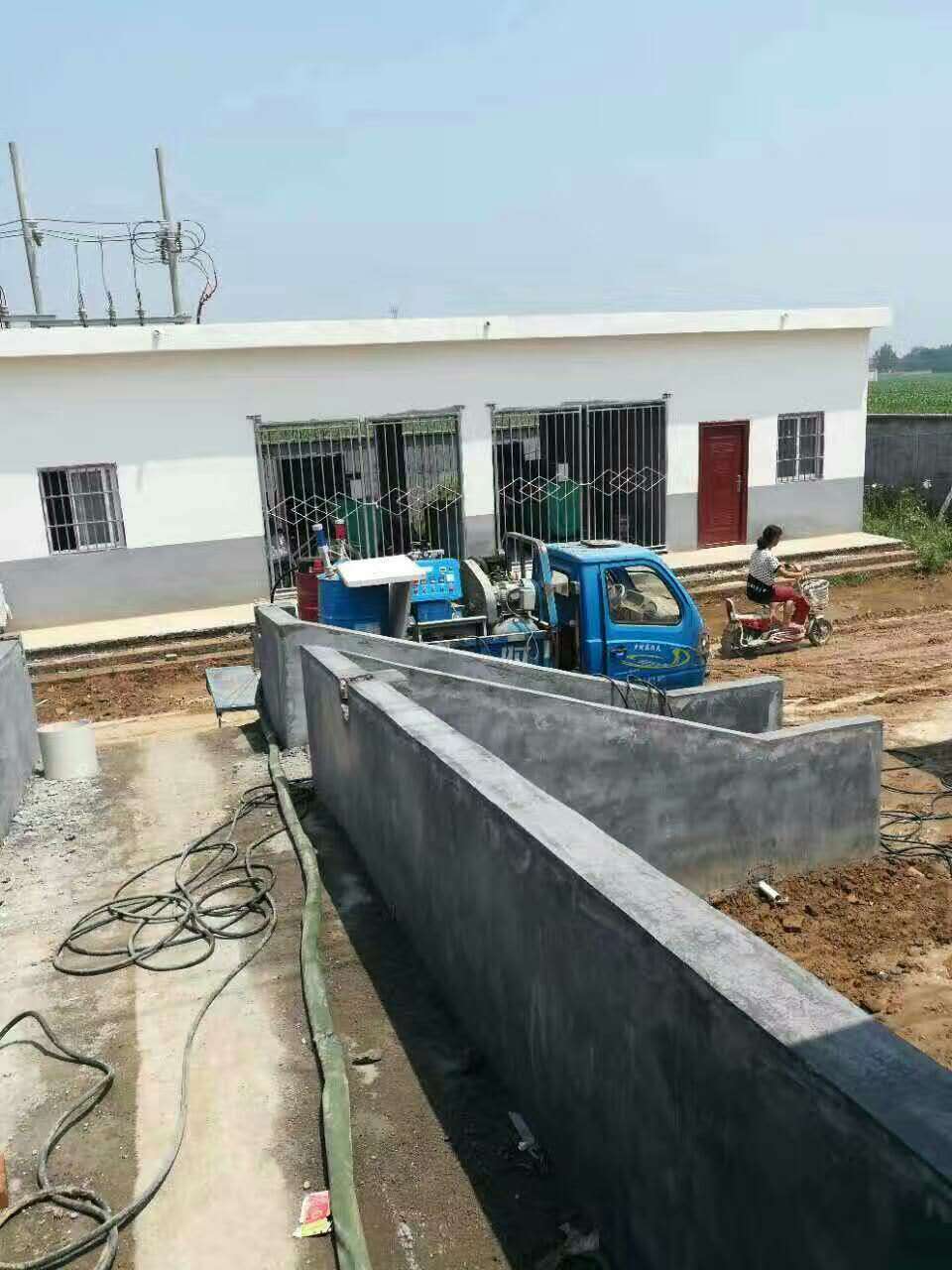 雞鴨幼苗培育養(yǎng)殖舍聚氨酯保溫噴涂機(圖1) 雞鴨幼苗培育養(yǎng)殖舍聚氨酯保溫噴涂